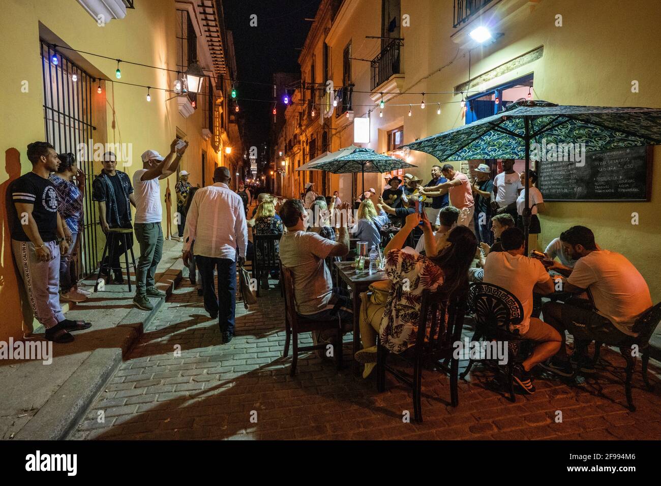 Abendliches Treiben im Viertel La Habana Vieja, Provinz Havanna, Kuba Stockfoto