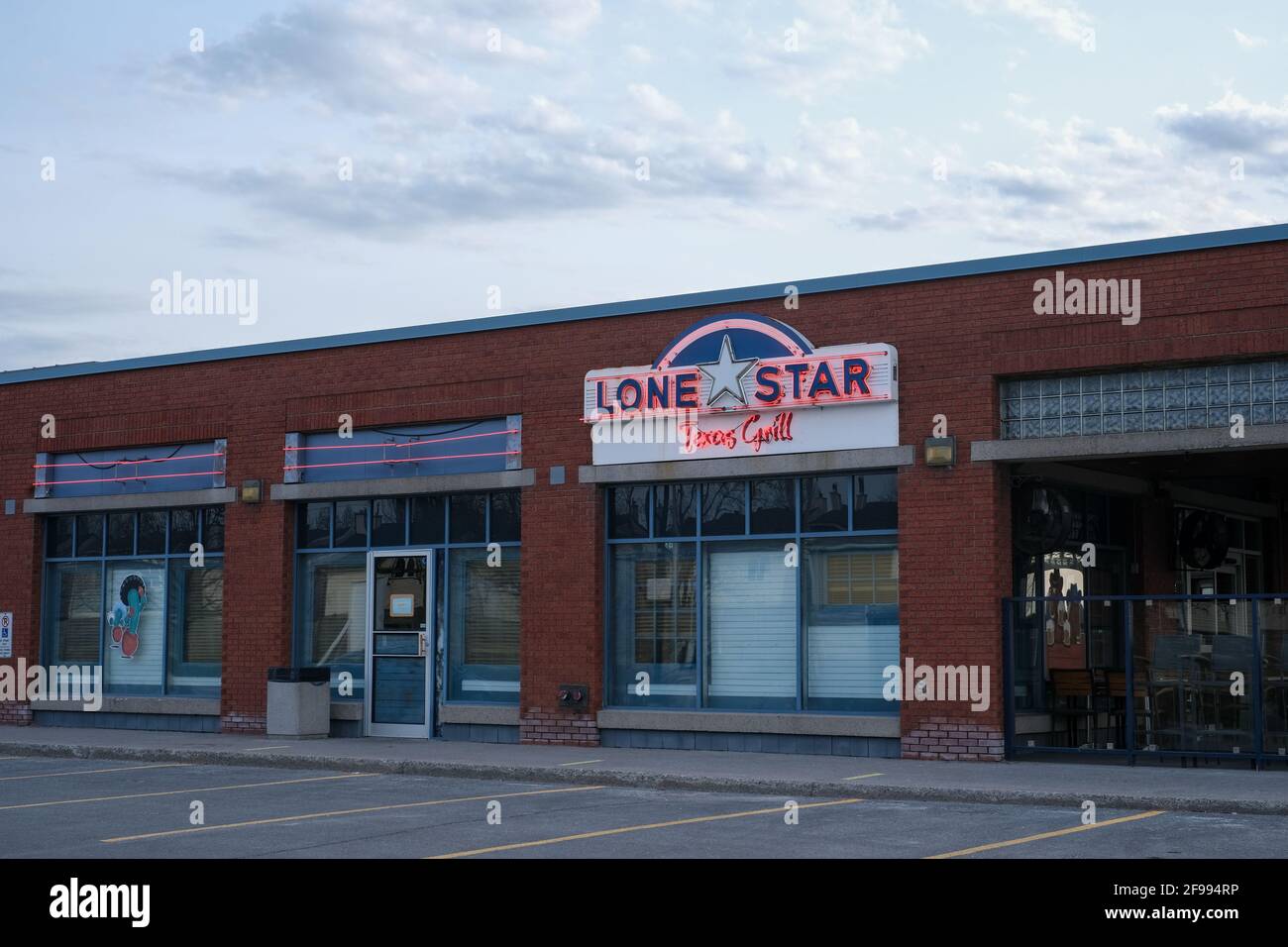 Ottawa, ON, Kanada - 10. April 2021: Lone Star Texas Grill Restaurant an der Baseline Road, zum Abendessen geschlossen, während der Pandemie jedoch zum Mitnehmen geöffnet. Stockfoto