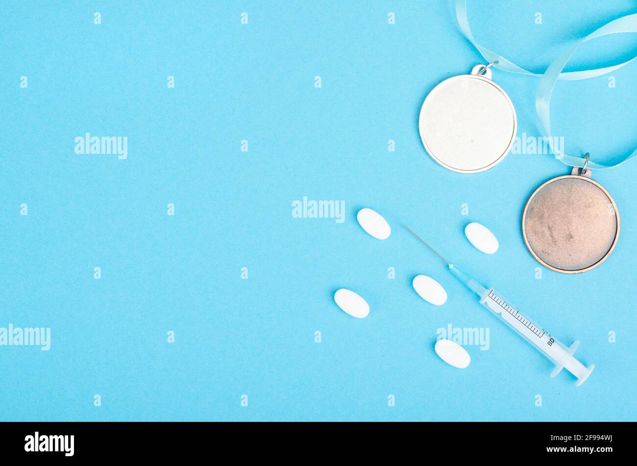 Doping im Sportkonzept. Missbrauch von anabolen Steroiden in Pillen und Injektionen. Pharmaindustrie. Studio Photo Stockfoto