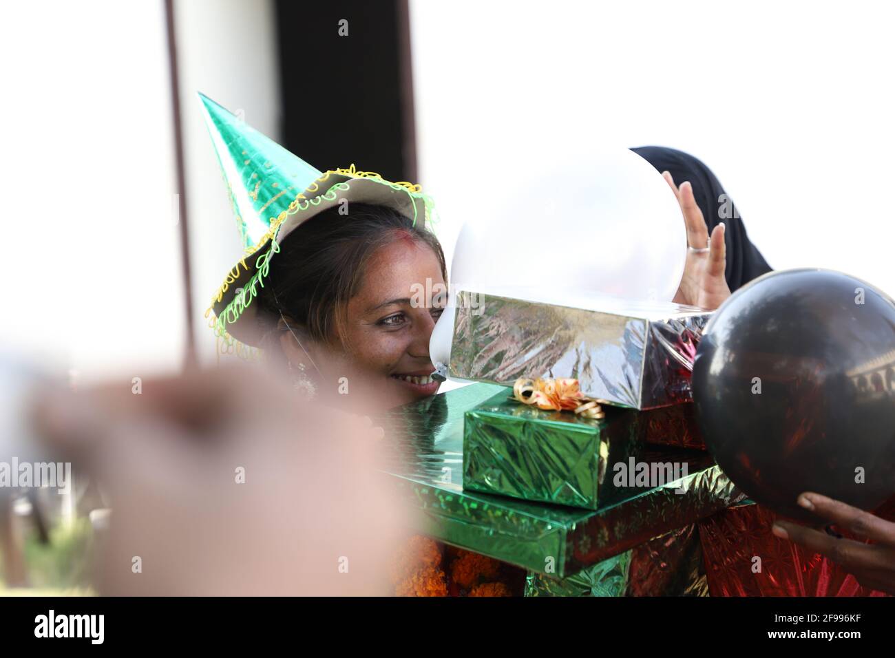 Nahaufnahme einer glücklichen indischen Frau, die Geschenke hält Seine Hände Stockfoto