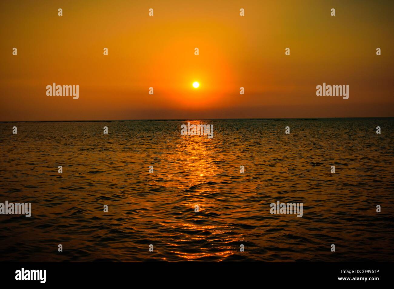 Blick auf den Sonnenuntergang vom Nariman Point of Marine Drive, auch bekannt als Queen's Collier, Mumbai, Maharashtra, Indien. Stockfoto