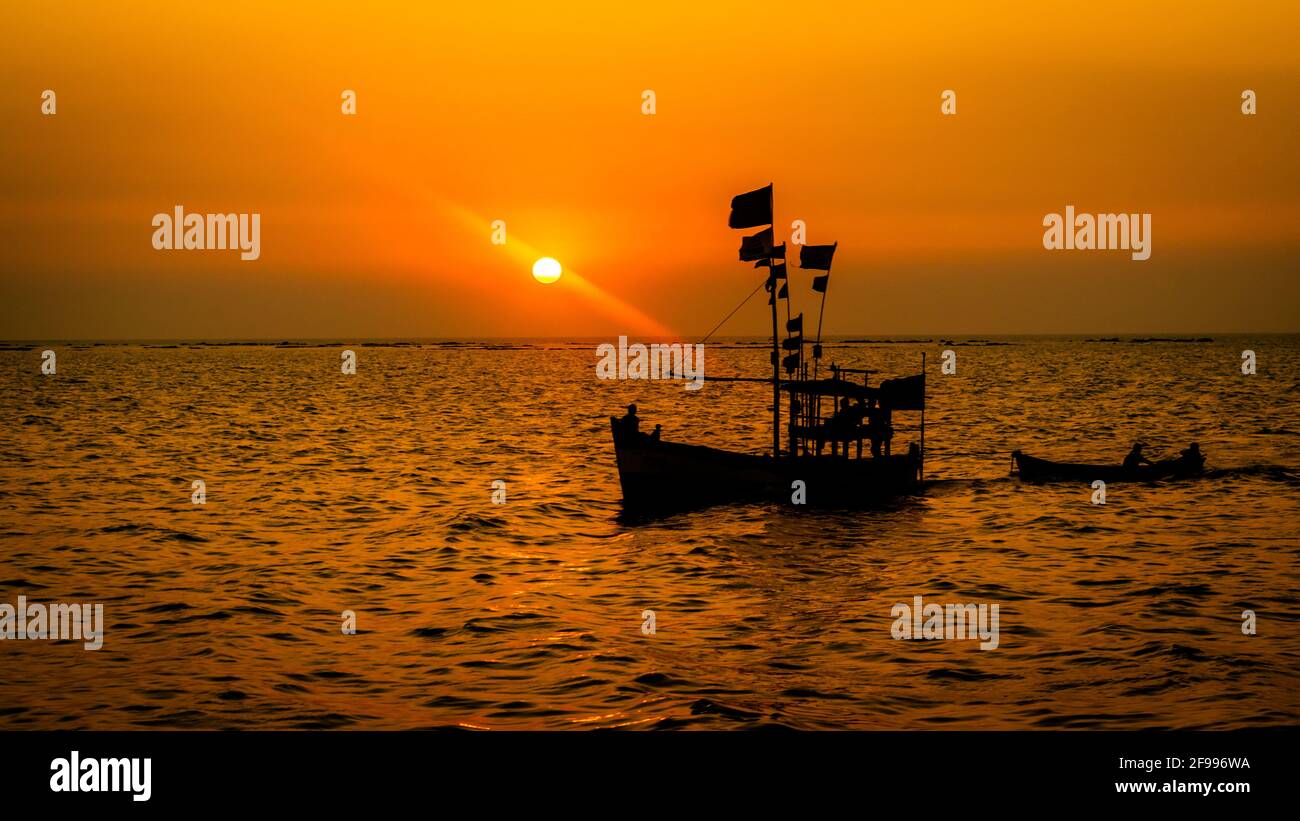 Blick auf die Silhouette bei Sonnenuntergang vom nariman Point, mumbai, Indien Stockfoto