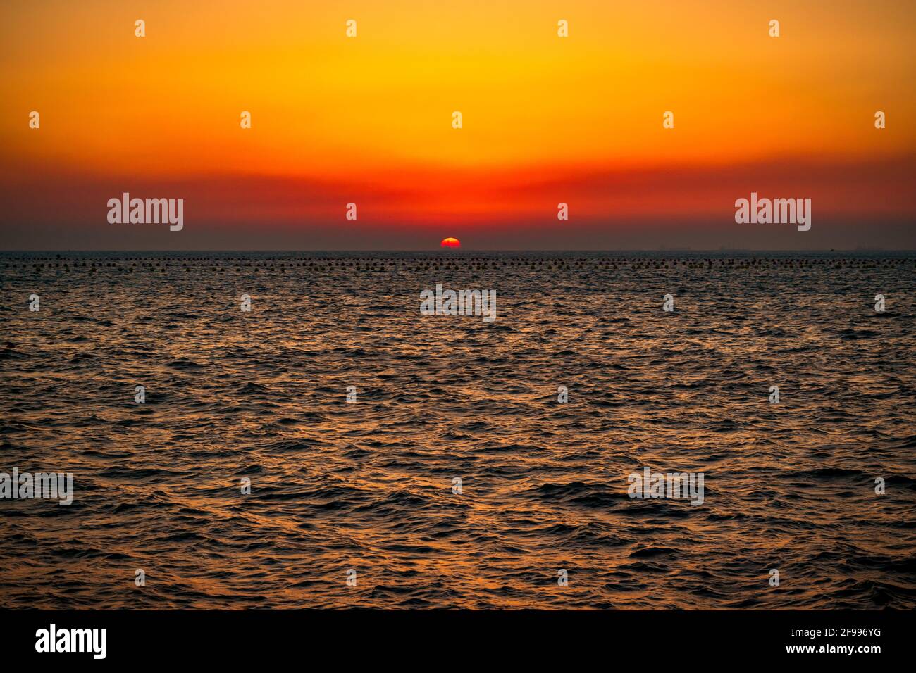 Blick auf den Sonnenuntergang vom Nariman Point of Marine Drive, auch bekannt als Queen's Collier, Mumbai, Maharashtra, Indien. Stockfoto
