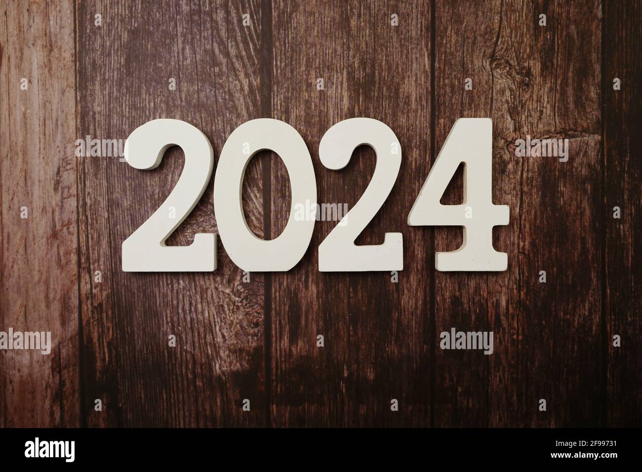 2024 Happy New Year mit Raumkopie auf hölzernem Hintergrund Stockfoto