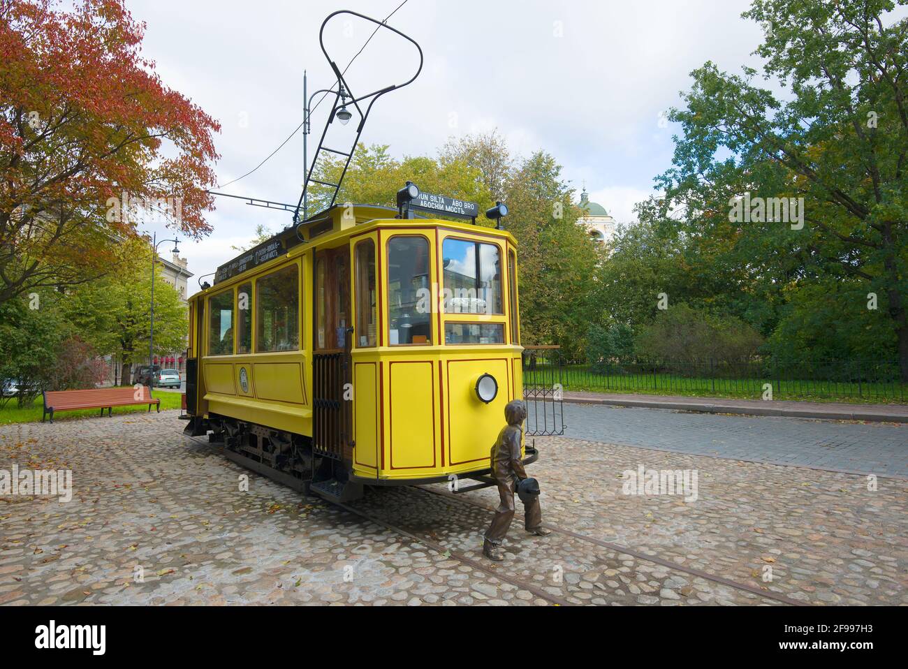 VIBORG, RUSSLAND - 04. OKTOBER 2018: Altes Straßenbahncafé an einem Herbstnachmittag auf einer Stadtstraße Stockfoto