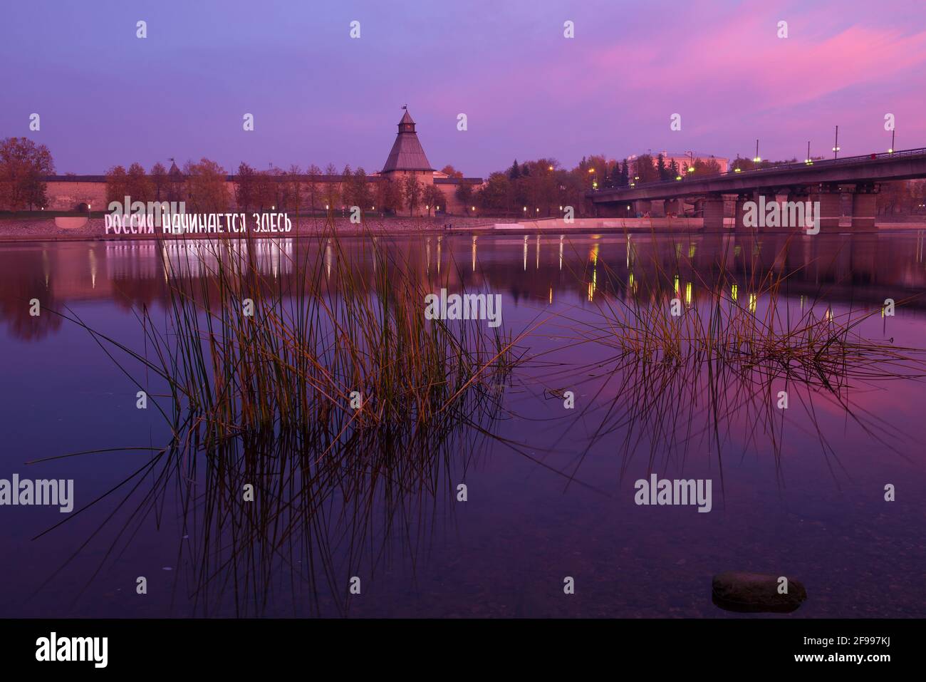 PSKOV, RUSSLAND - 13. OKTOBER 2018: Fliederartige Dämmerung auf dem Großen Fluss Stockfoto