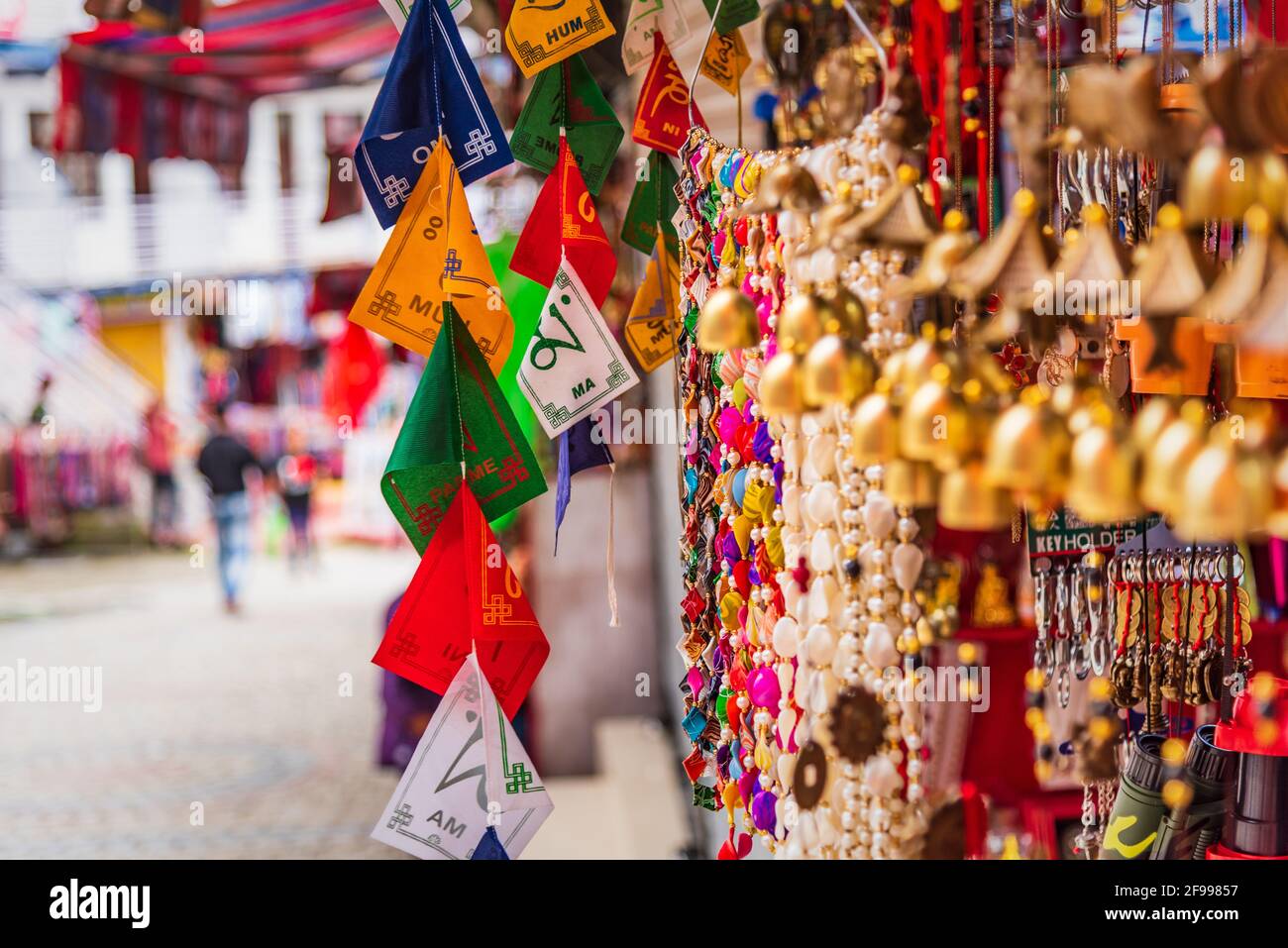 Farbenfrohe Gebetsfahnen mit dem Mantra „Om Mani Padme Hum“ auf Sanskrit, was Mitgefühl, Ethik, Geduld, Fleiß, Entsagung und Weisheit auf Englisch bedeutet Stockfoto