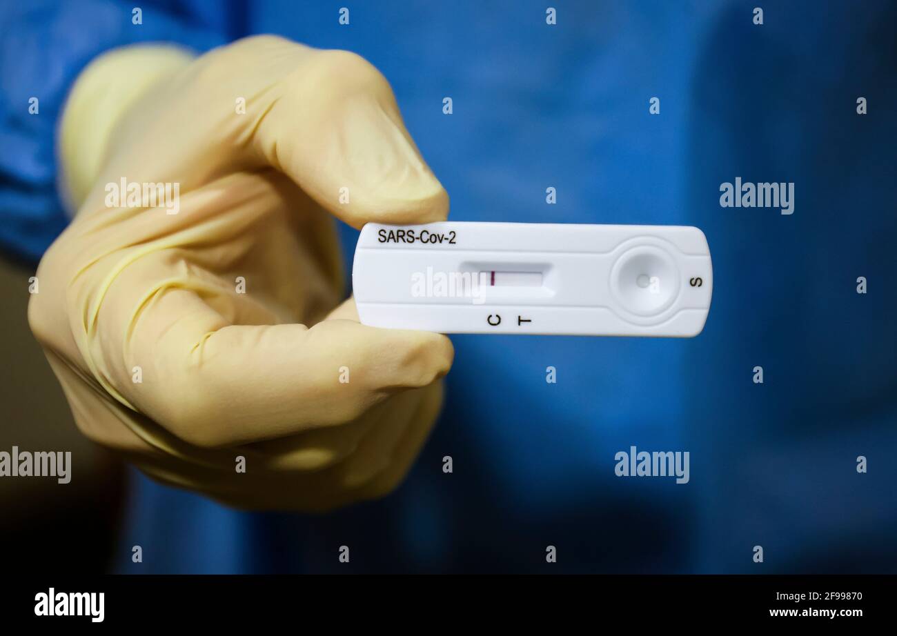 Essen, Nordrhein-Westfalen, Deutschland - Corona-Testzentrum Grugahalle für kostenlosen Bürgertest geöffnet, Covid-Schnelltest, Arzt zeigt negativen Corona-Schnelltest, ab dem 8. März können deutsche Bürger im Schnelltestzentrum einmal wöchentlich kostenlos auf Corona getestet werden. Stockfoto