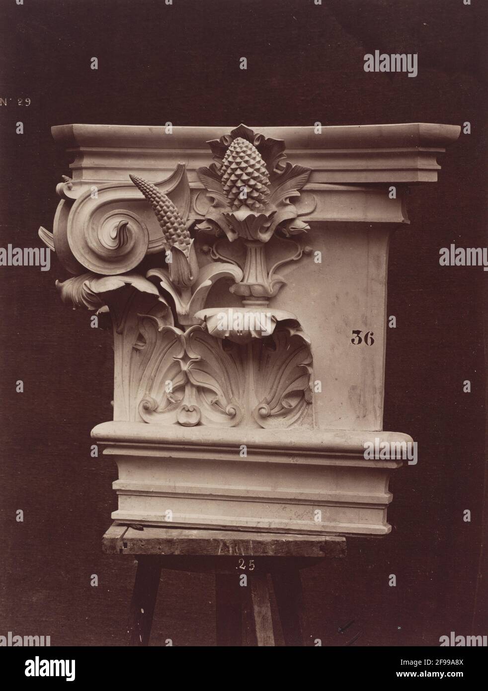 Ornamentale Skulptur aus der Pariser Oper (Säulendetail), 1865/1874. Stockfoto