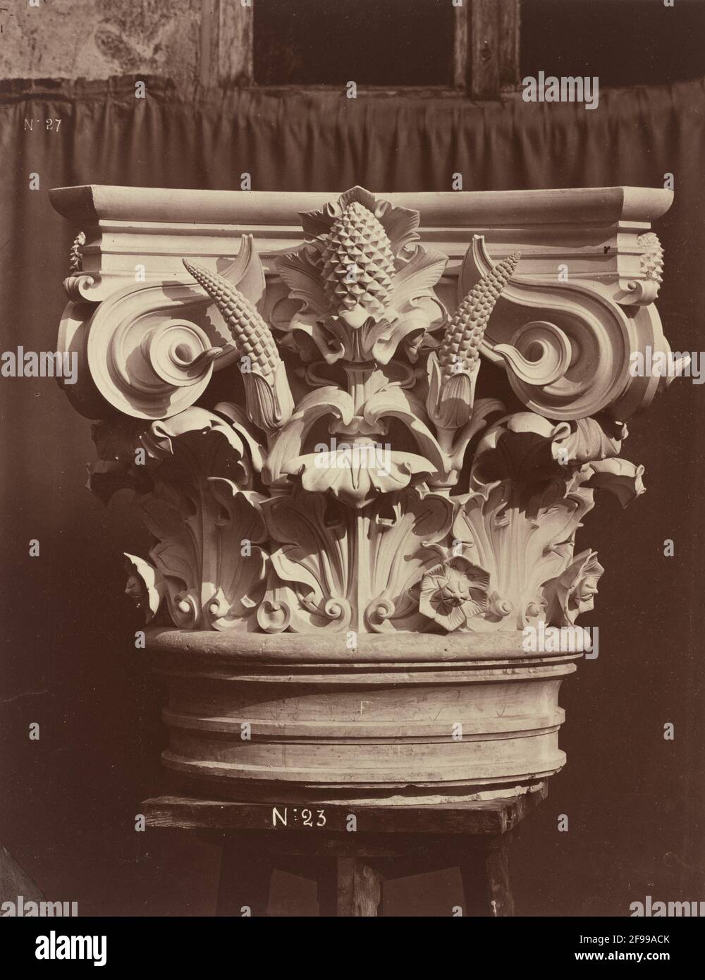 Ornamentale Skulptur aus der Pariser Oper (Säulenfragment), 1865/1874. Stockfoto