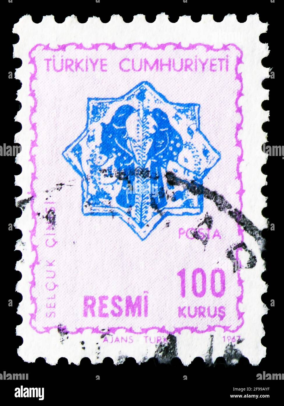 MOSKAU, RUSSLAND - 4. NOVEMBER 2019: In der Türkei gedruckte Briefmarke zeigt auf Service, Serie, 100 Türkischer kurus, um 1967 Stockfoto