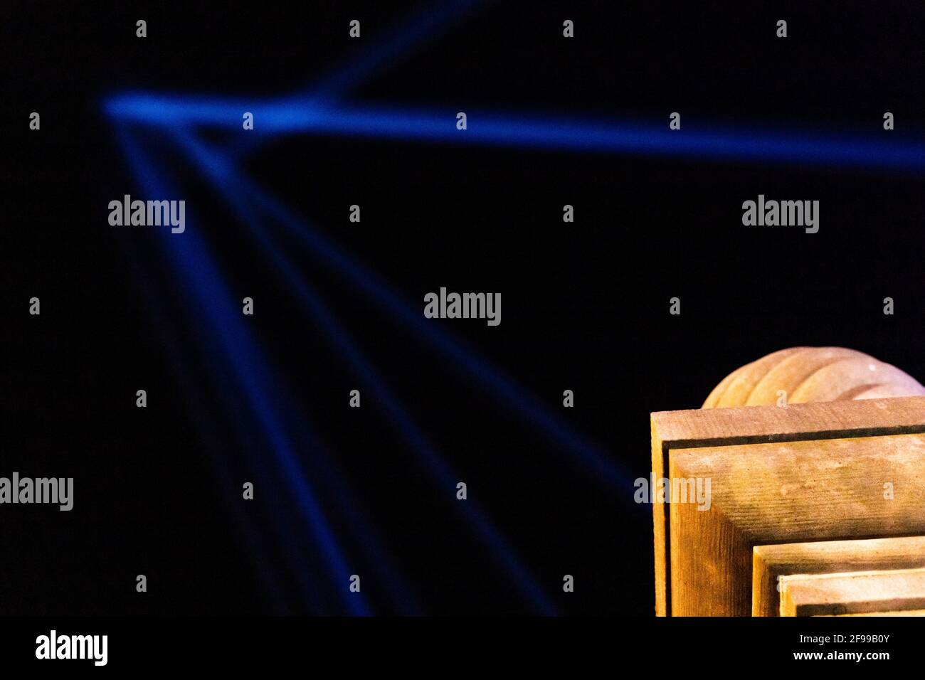 Nachts - hell und dunkel - Lasershow mit Eine antike Säule Stockfoto