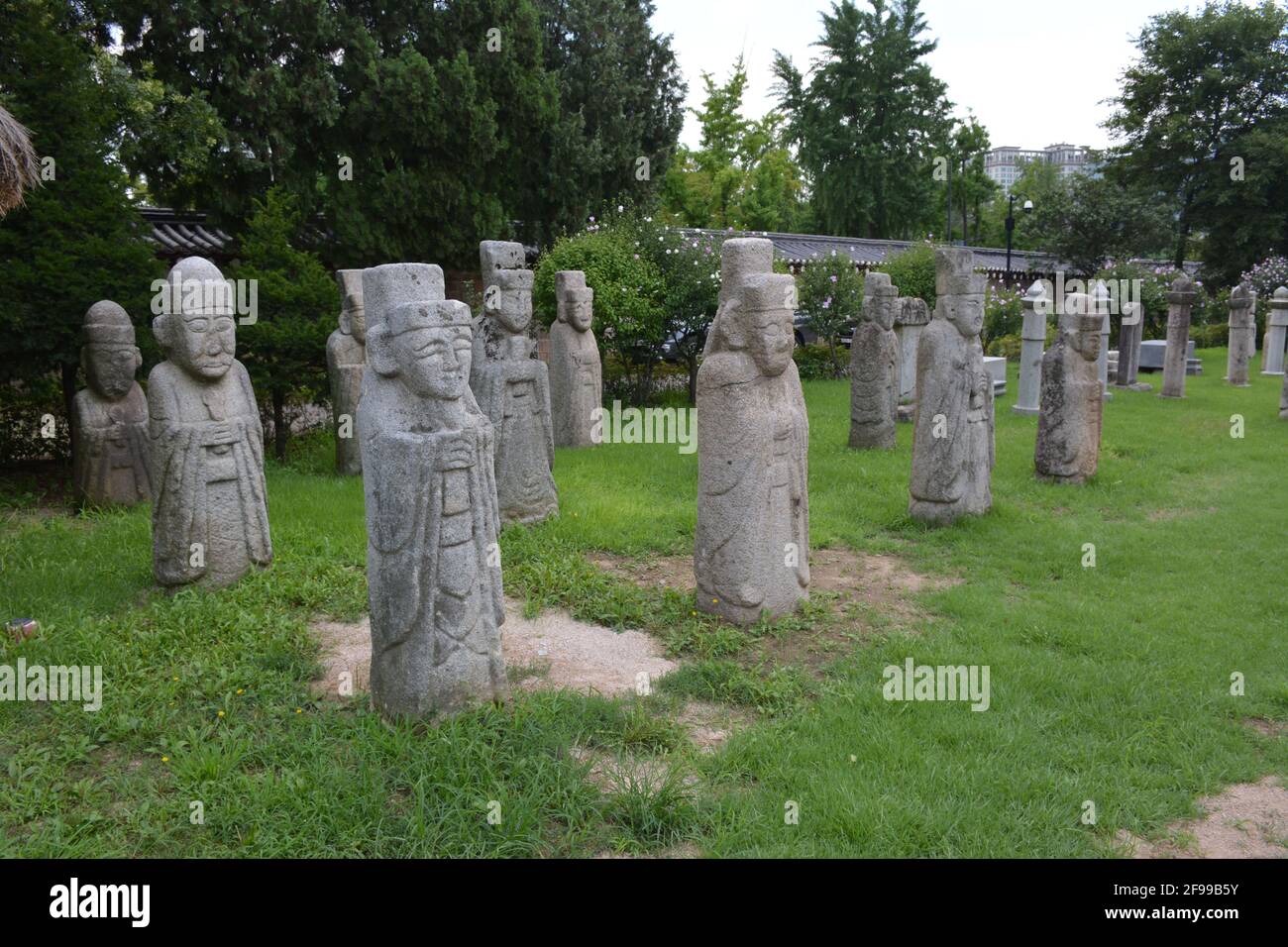 Geschnitzte Steinfiguren im Nationalen Volksmuseum von Korea auf dem Gelände des Gyeonbokgung Palastes, Seoul. Stockfoto