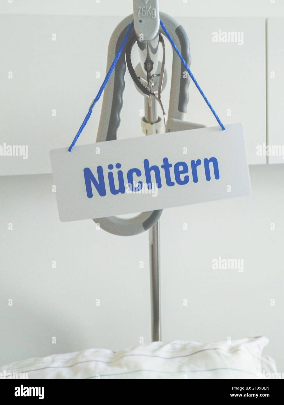 Über einem Krankenhausbett hängt ein Schild mit der Aufschrift „nüchtern sein“ Vor der Operation Stockfoto