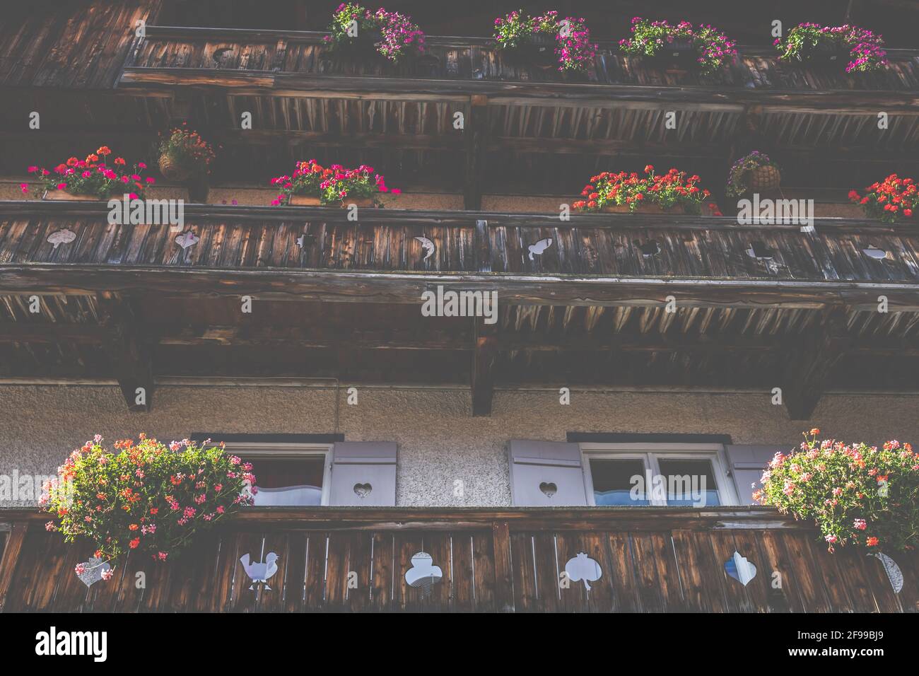 Einladung zum Fenster - Kunst und Blumen auf dem Balkon Stockfoto