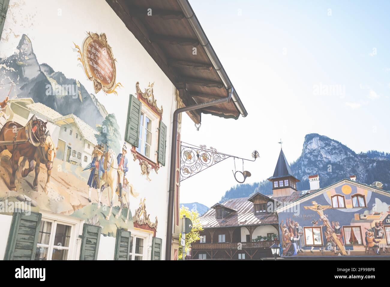 Dorfansichten - Wandmalerei, Fächermalerei oder Fassadenmalerei auf Bauernhäusern in Oberammergau - Dorf unter dem Kofel Stockfoto