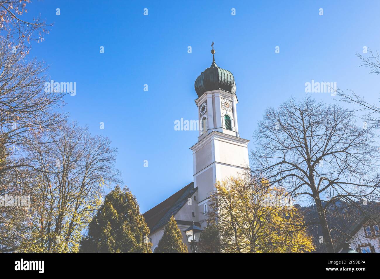 Dorfblick - Oberammergau - St. Peter und Paul, klassische zwiebelförmige Kirche in Bayern. Stockfoto