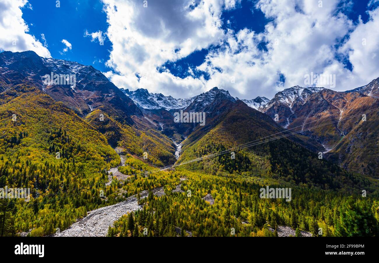 Landschaft des Himalaya mit Vegetationsübergang von Berghöhe zu Nival-Ebene an den Hängen der Berge in Chitkul, Sangla Valley, Himachal Pradesh Stockfoto