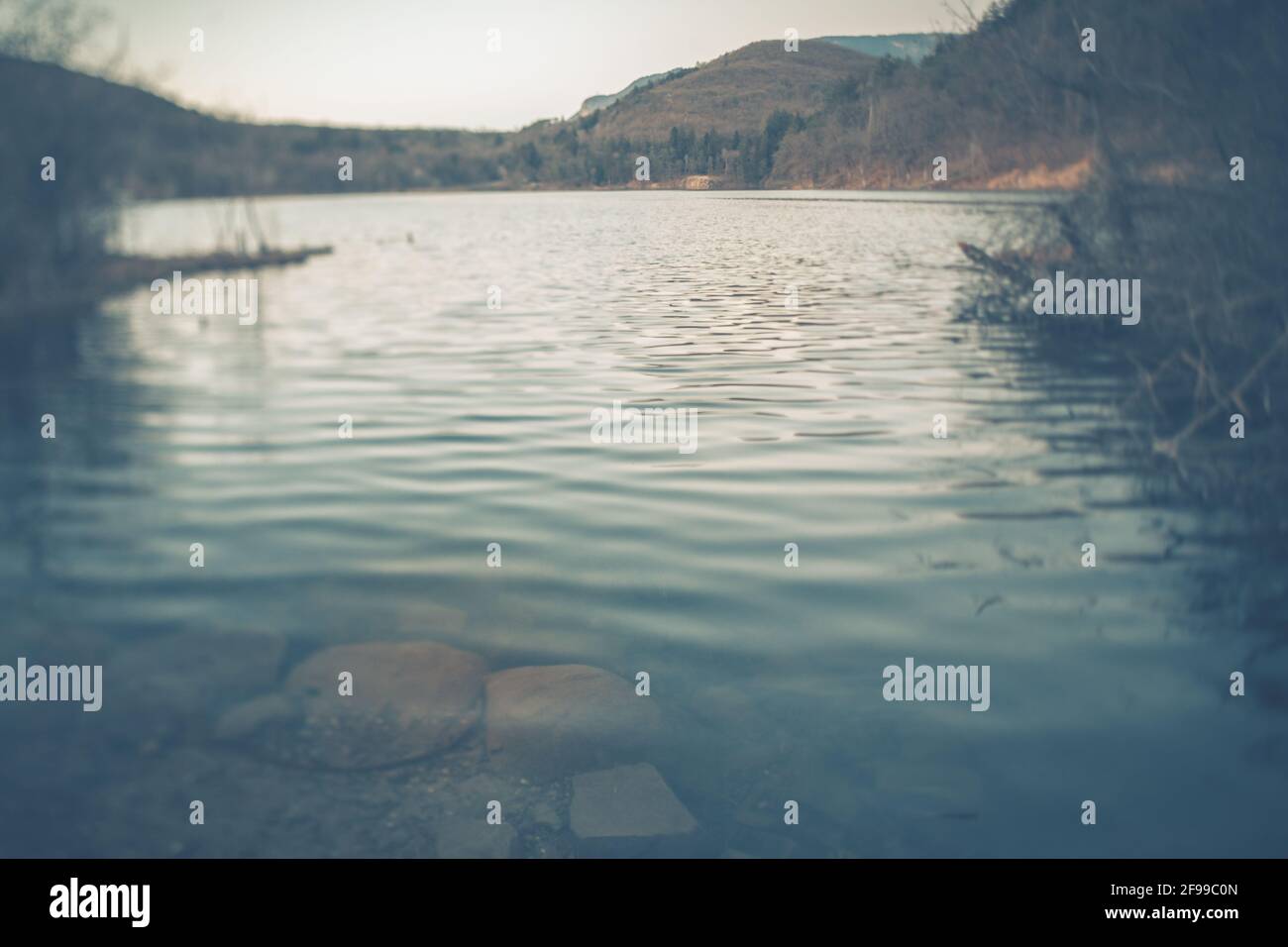 Ein See in den Bergen - düstere und meleinmütige Perspektive Stockfoto