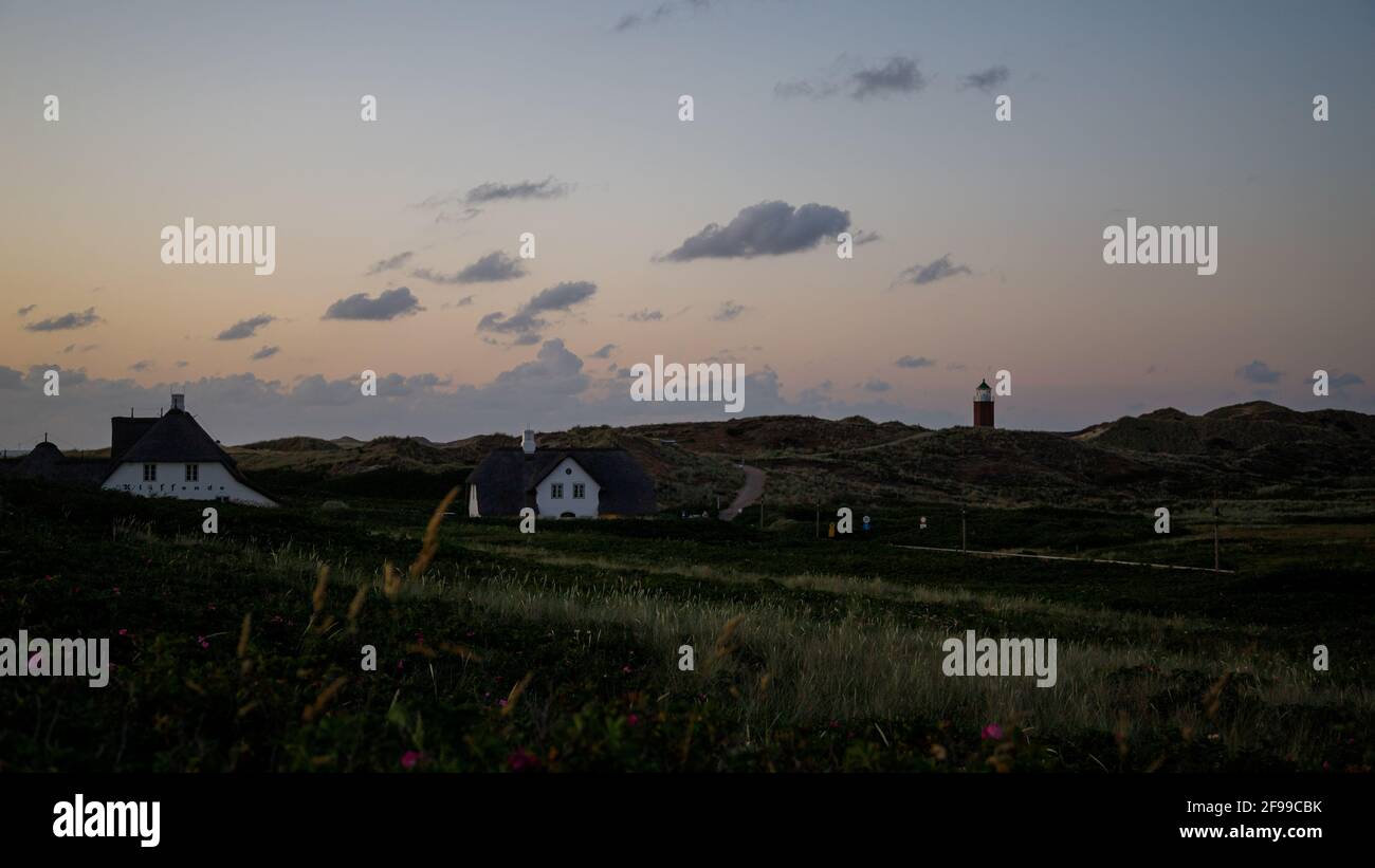 Auf der Insel Sylt fällt die Nacht, im Hintergrund das markenübergreifende Feuer der roten Klippe in der Nähe von Kampen. Stockfoto