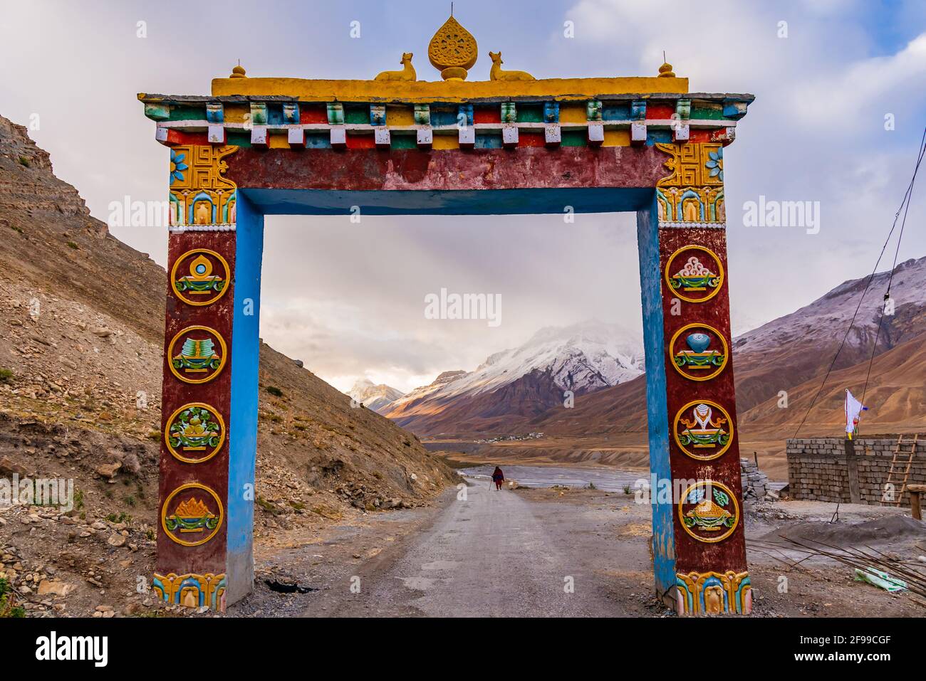 Das Eingangstor von Kye Gompa hat auch Ki, Key oder Kee geschrieben, ein tibetisch-buddhistisches Kloster in der Nähe des Spiti-Flusses im Spiti-Tal von Himachal Pradesh, Lahau Stockfoto