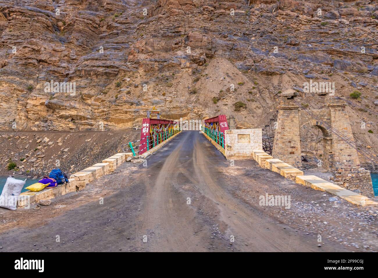 PIN Valley Bridge befindet sich etwas außerhalb der Stadt Kaza am spiti Fluss auf dem National Highway in Himachal Pradesh, Indien. Stockfoto