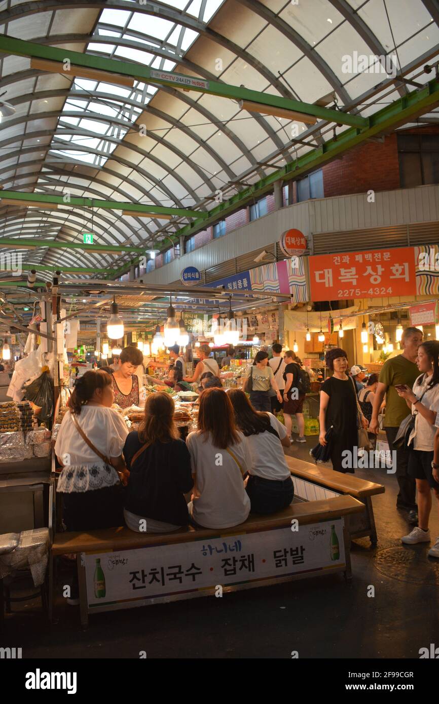 Street Food Stände oder Meokjagolmok ("Food Gasse") auf dem riesigen und historischen Gwangjang Markt in Jongno-gu, Seoul, Südkorea. Stockfoto