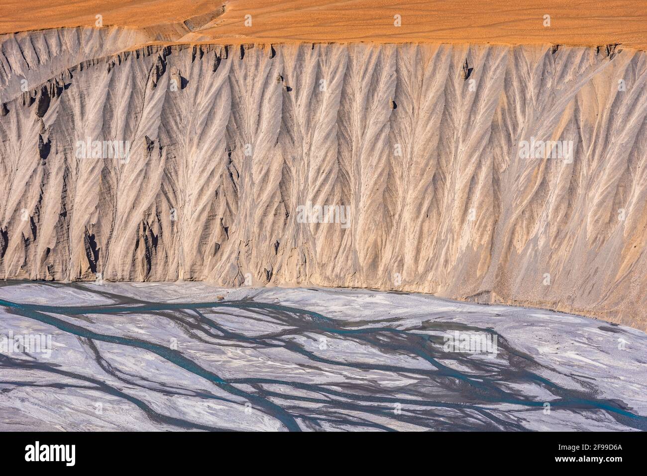 Die Erosionslandschaft in der kalten Wüste von Spiti ist aufgrund der kargen steilen Hänge und des schwachen, nicht konsolidierten geologischen Schlammgesteins prominent. Flußerosion auch vi Stockfoto