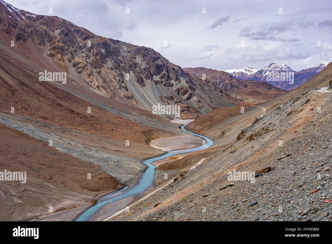 Meander ist eine von einer Reihe von regelmäßigen gewundenen Kurven in einem Fluss, die durch den Fluss erzeugt werden, da sie die Sedimente von äußeren konkaven Schnitt Bank und Ablagerungen erodiert Stockfoto