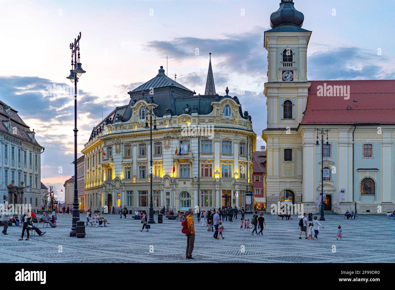 Rathaus mit Rathausplatz in Hermannstadt (Sibiu), Rumänien Stockfoto