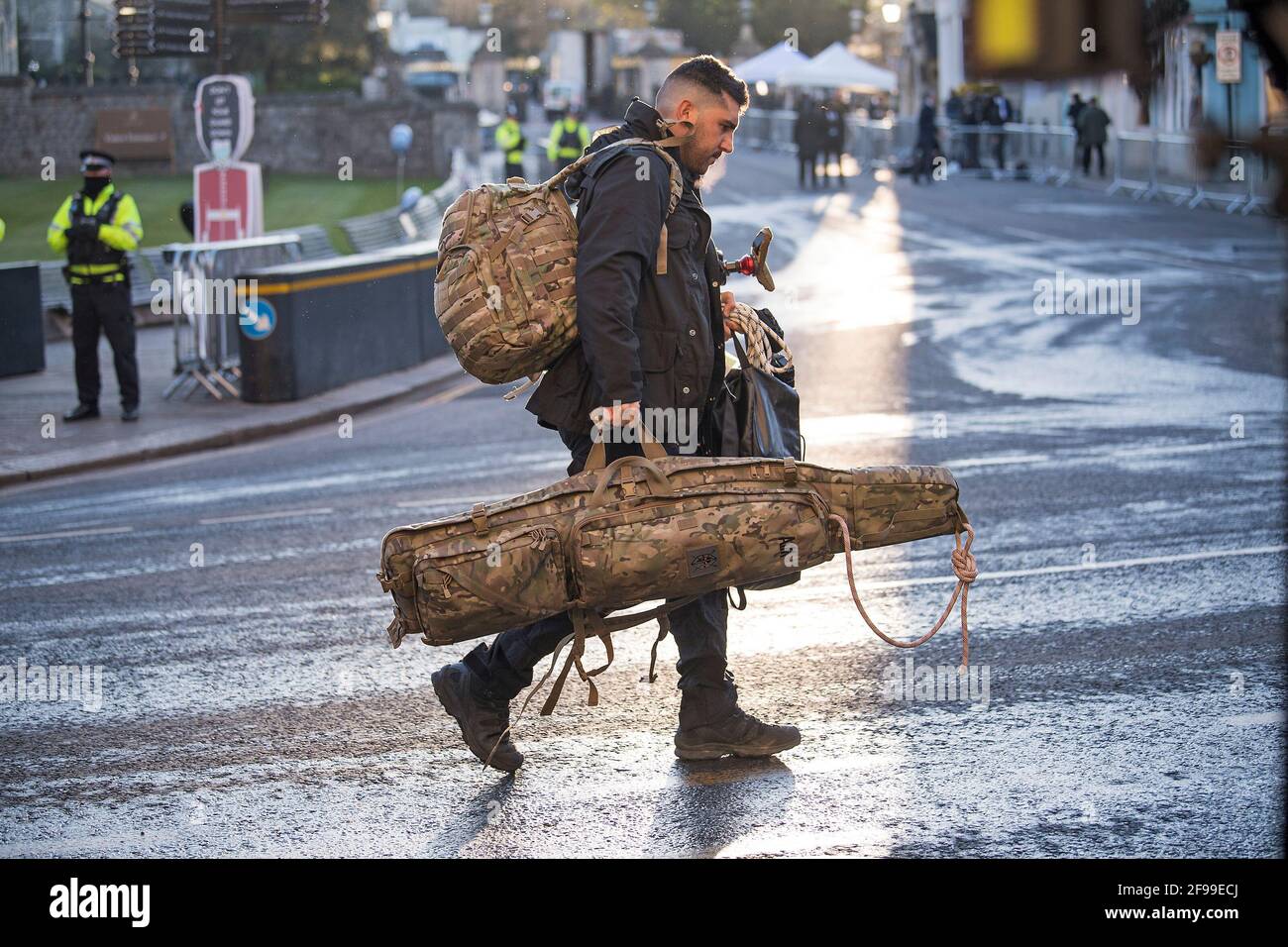 Windsor, Großbritannien. April 2021. Ein Polizist mit einem Waffentasche kommt vor der Beerdigung von Prinz Philip, dem Herzog von York, in Windsor, in den Bundesstaat Bek. An. Prinz Philip, die Gemahlin der längsten regierenden englischen Monarchin der Geschichte, Königin Elizabeth II., starb am 9. April 2021, zwei Monate vor seinem 100. Geburtstag. Bildnachweis: Ben Cawthra/Sipa USA **KEINE Verkäufe in Großbritannien** Bildnachweis: SIPA USA/Alamy Live News Stockfoto