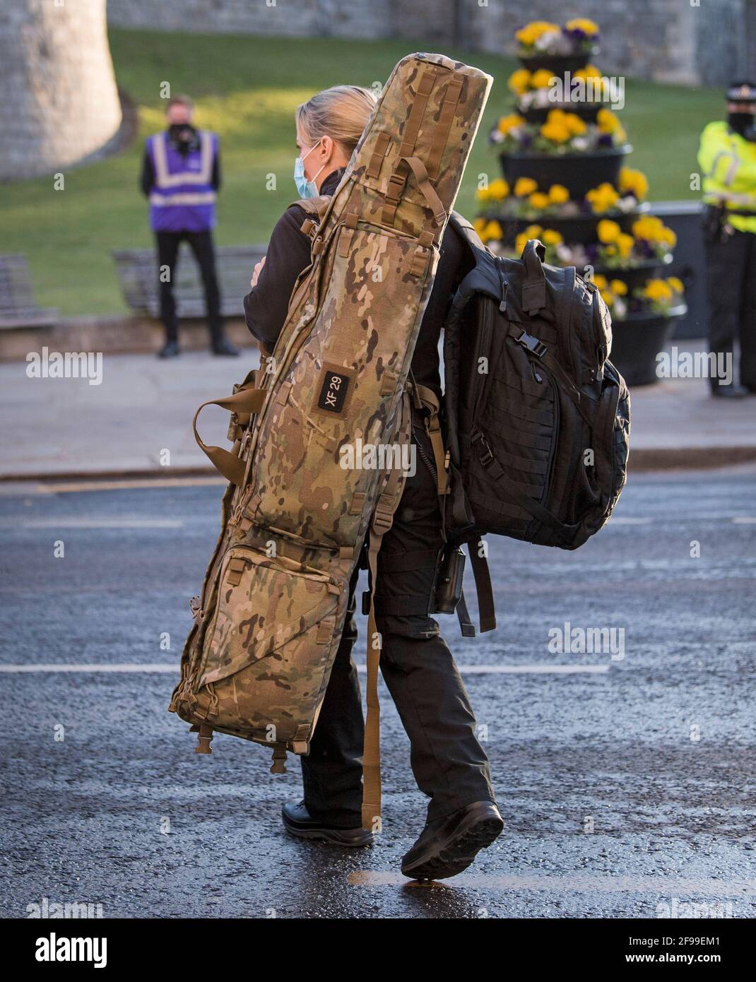 Windsor, Großbritannien. April 2021. Ein Polizist mit einem Waffentasche kommt vor der Beerdigung von Prinz Philip, dem Herzog von York, in Windsor, in den Bundesstaat Bek. An. Prinz Philip, die Gemahlin der längsten regierenden englischen Monarchin der Geschichte, Königin Elizabeth II., starb am 9. April 2021, zwei Monate vor seinem 100. Geburtstag. Bildnachweis: Ben Cawthra/Sipa USA **KEINE Verkäufe in Großbritannien** Bildnachweis: SIPA USA/Alamy Live News Stockfoto