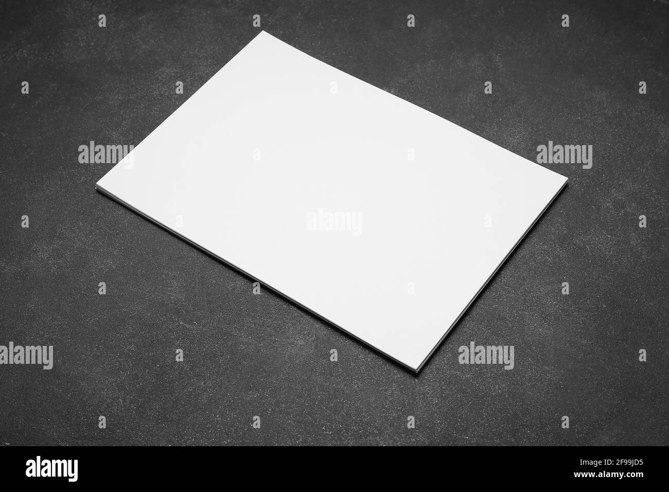 Leeres Blatt Papier auf dunklem Hintergrund Stockfoto
