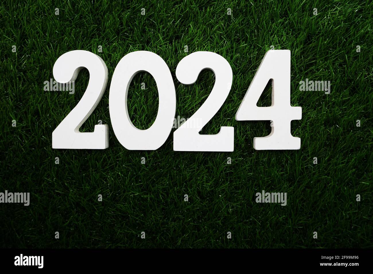 2024 Happy New Year Flat lag auf grünem Kunstrasen Stockfoto