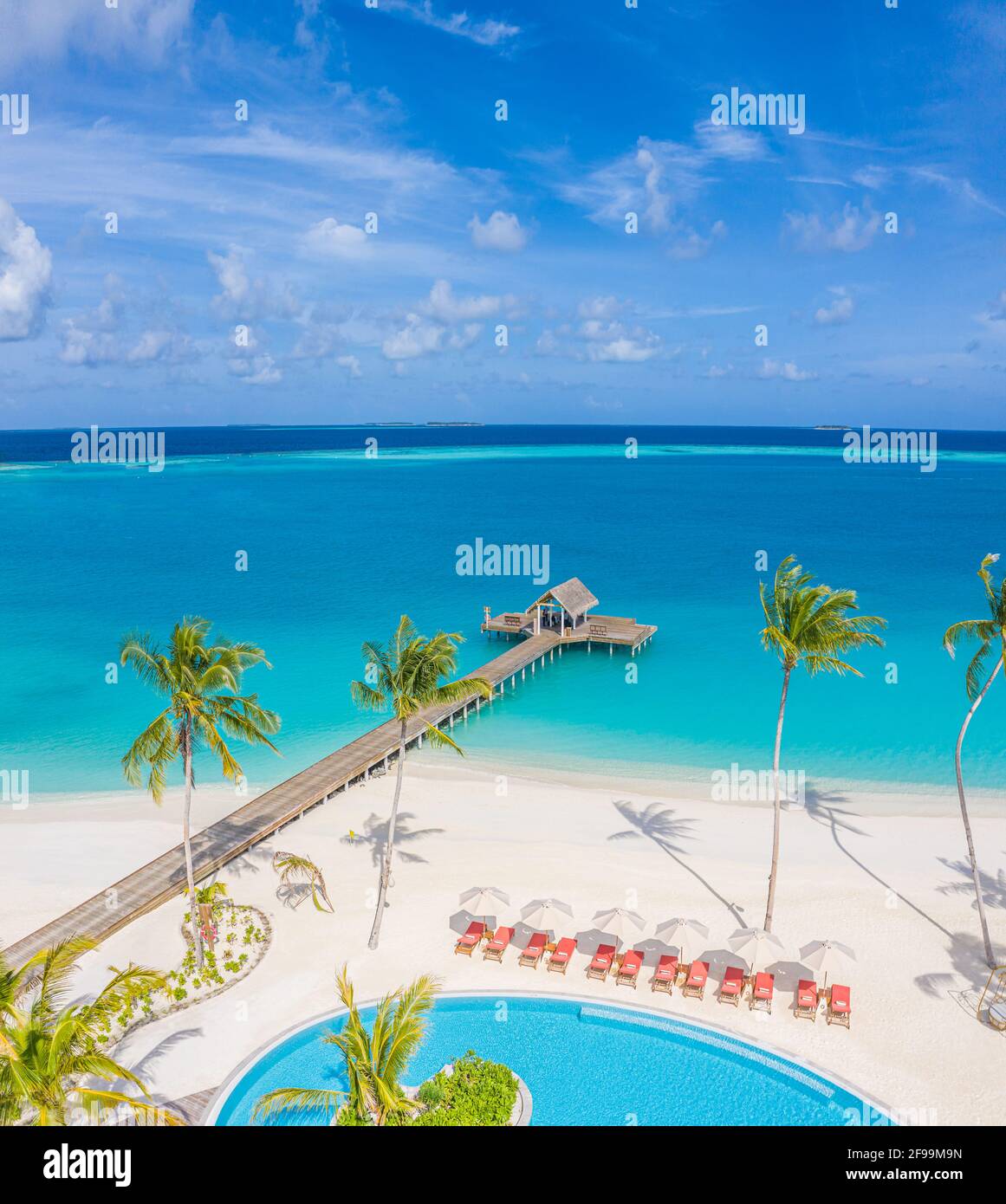 Luxuriöse Bucht und Strand von oben aus der Luft, toller Strand, Swimmingpool am tropischen Inselstrand. Palmen im Sonnenlicht, wunderschönes blaues Meer Stockfoto