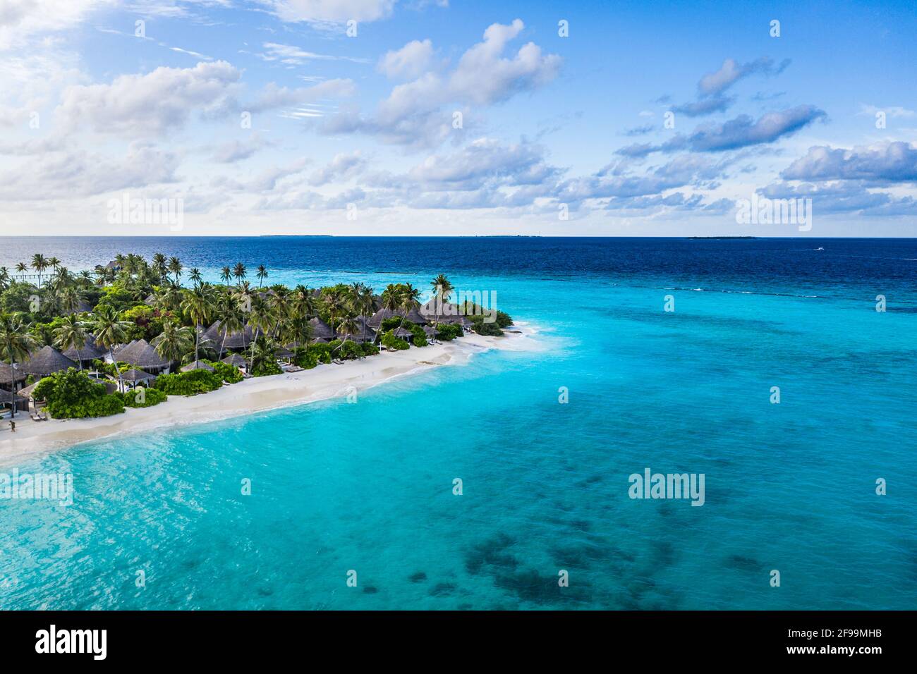 Luftbild des wunderschönen tropischen Paradieses auf der Insel. Urlaubskonzept für Sommerreisen. Luftdrohnenansicht von Strandpalmen mit türkisfarbenem Meer Stockfoto