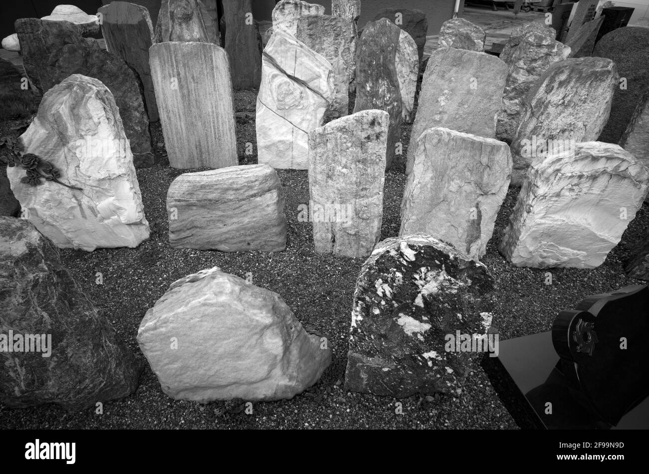 Grabsteine auf der Ausstellung eines Steinmetzes, Stuttgart, Baden-Württemberg, Deutschland Stockfoto