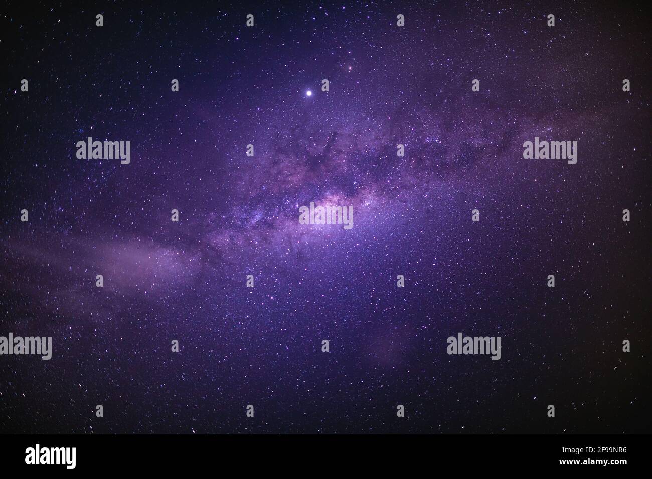 Sterne am Himmel in der Nacht. Helle Milchstraße über dem Äquator. Nachthimmel Hintergrund. Die Milchstraße ist die Galaxie, die unser Sonnensystem enthält. Stockfoto