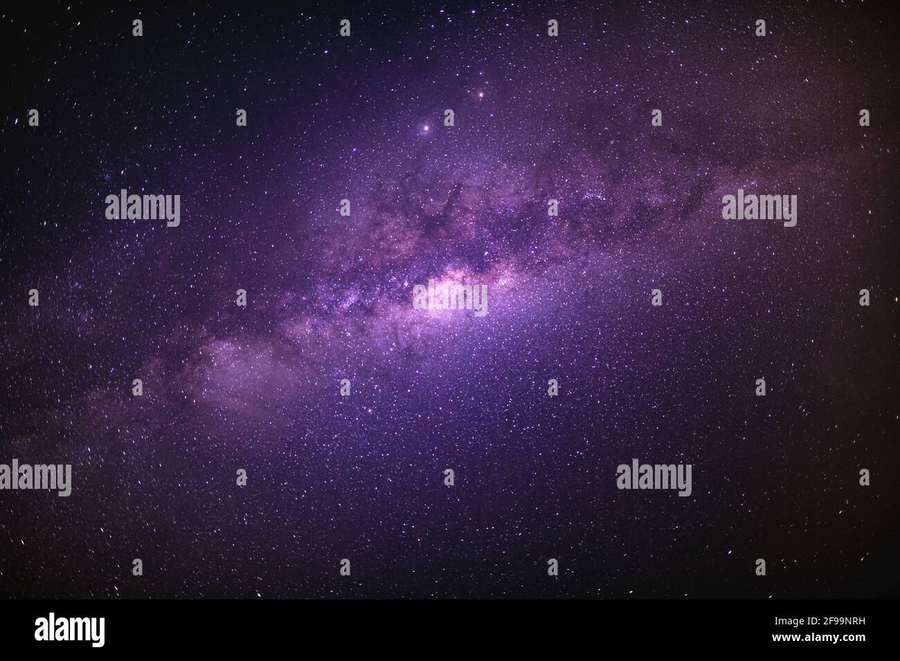 Sterne am Himmel in der Nacht. Helle Milchstraße über dem Äquator. Nachthimmel Hintergrund. Die Milchstraße ist die Galaxie, die unser Sonnensystem enthält. Stockfoto