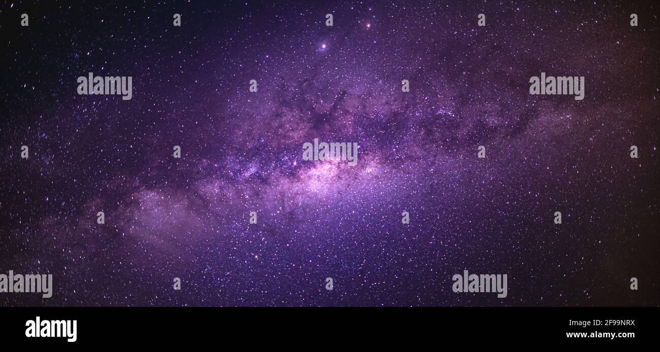 Sterne am Himmel in der Nacht. Helle Milchstraße über dem Äquator. Nachthimmel Hintergrund. Die Milchstraße ist die Galaxie, die unser Sonnensystem enthält. Stockfoto