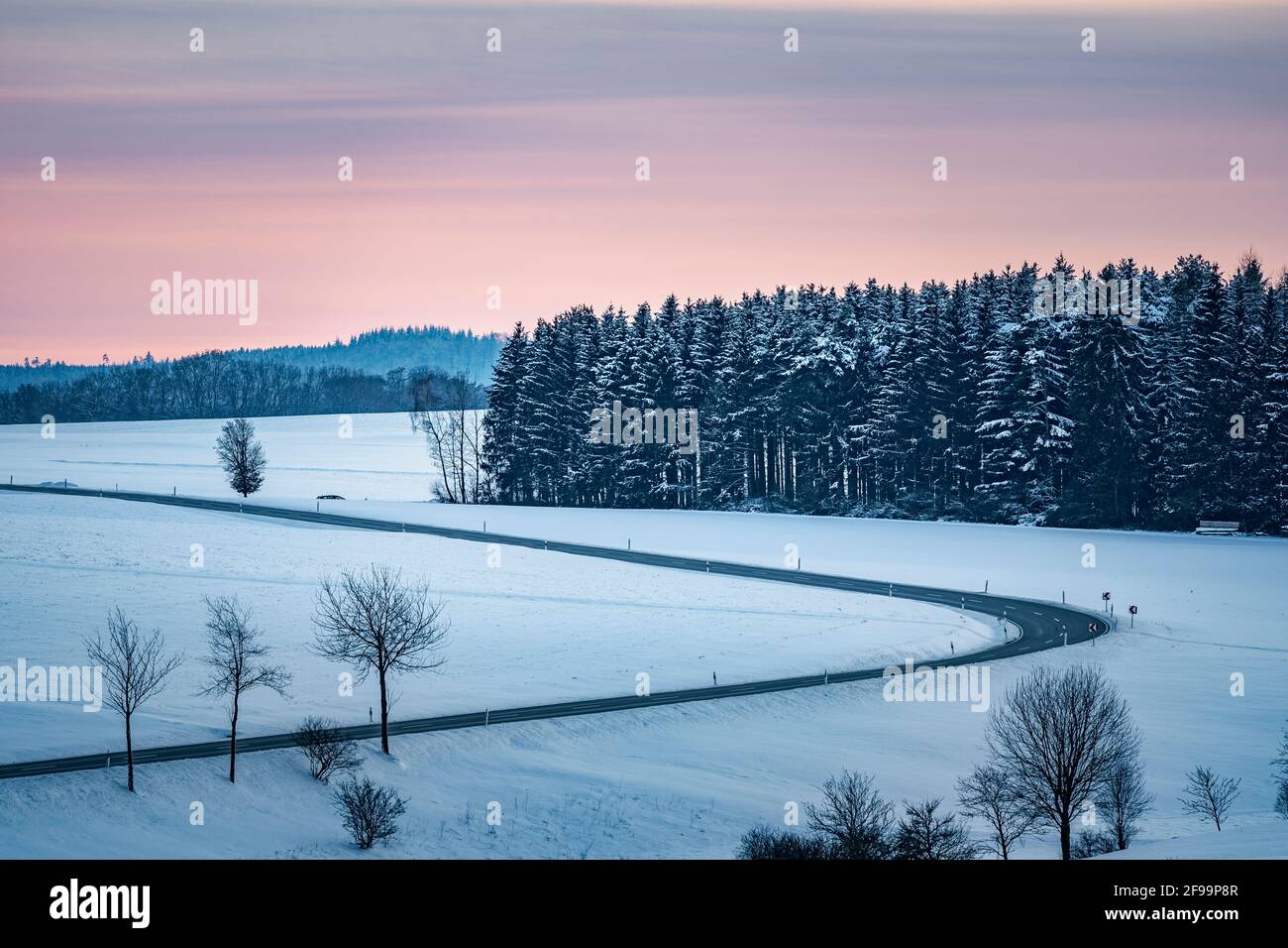 Winter, Schnee, Straße auf der Schwäbischen Alb nach Sonnenuntergang, Baden-Württemberg, Deutschland, Europa Stockfoto