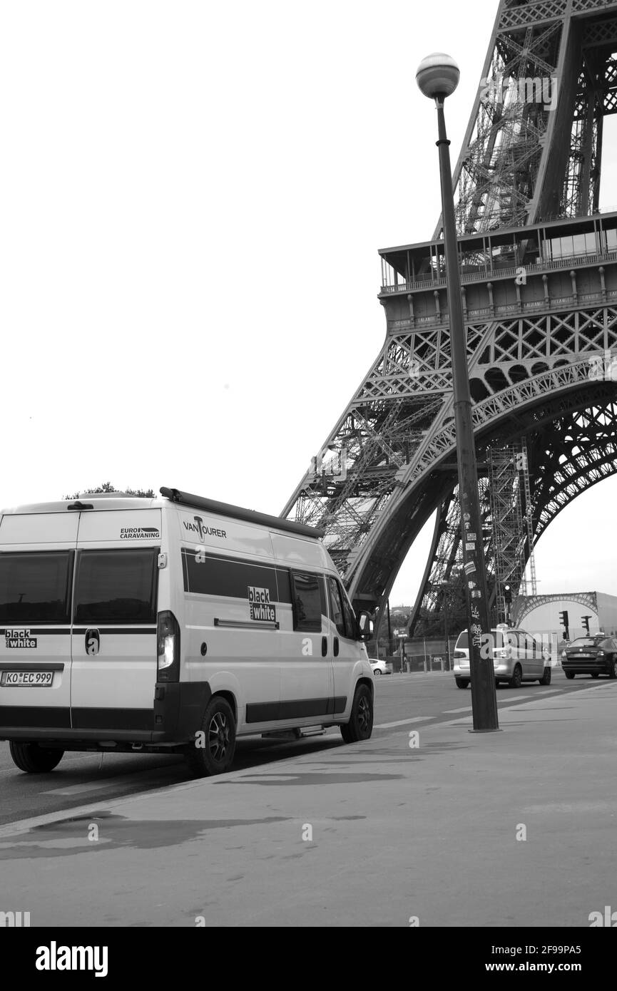 Wohnmobil / Van „Vantourer Black and White“ vor dem Eiffelturm, Paris, Frankreich Stockfoto