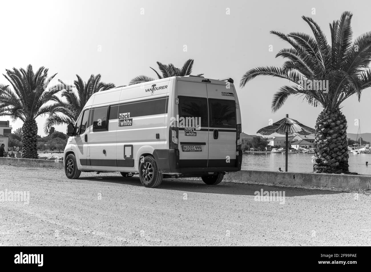 Wohnmobil / Van 'Vantourer Black and White' vor spektakulärer Umgebung in Sukosan, Kroatien Stockfoto