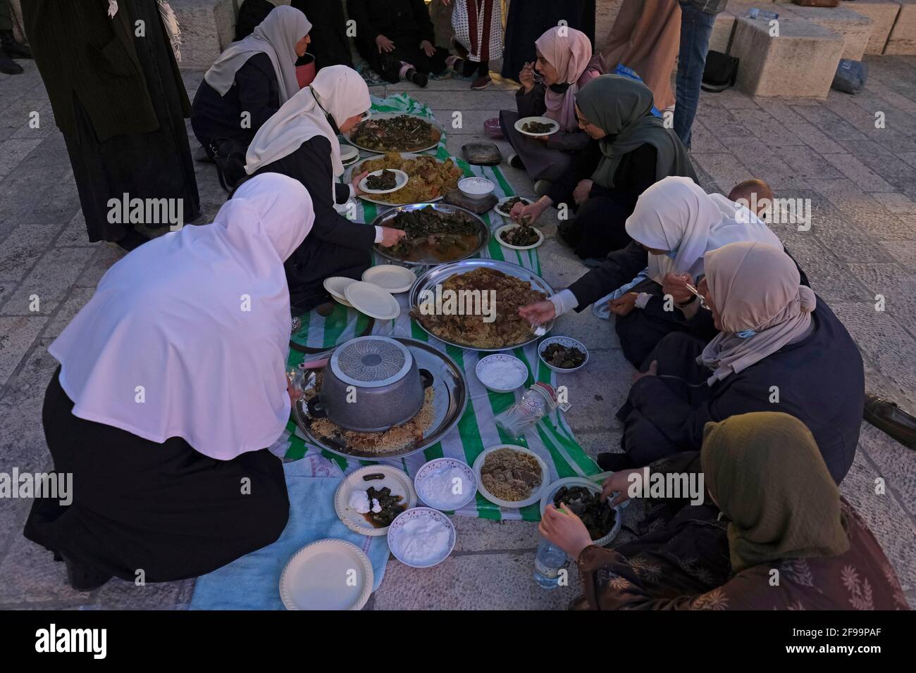Palästinensische Frauen essen ein Iftar-Mahl, um ihr Fasten zu brechen Während des Ramadan-Festes in der Altstadt von Jerusalem Israel Stockfoto