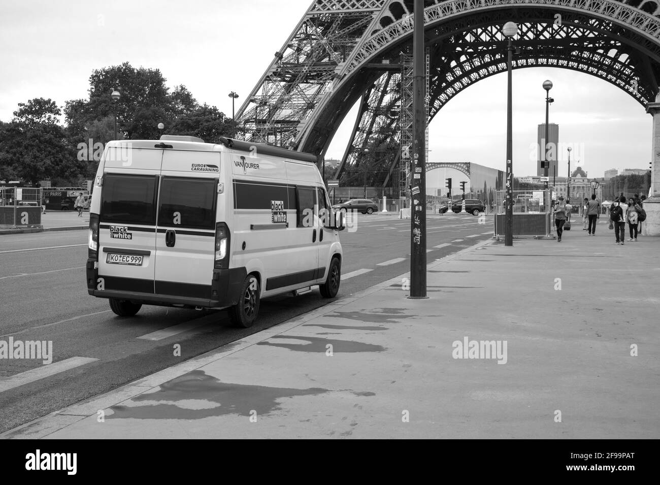 Wohnmobil / Van „Vantourer Black and White“ vor dem Eiffelturm, Paris, Frankreich Stockfoto