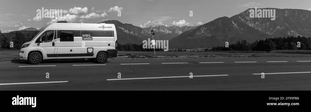 Wohnmobil / Van „Vantourer Black and White“ vor Spektakuläre Umgebung irgendwo in Österreich Stockfoto