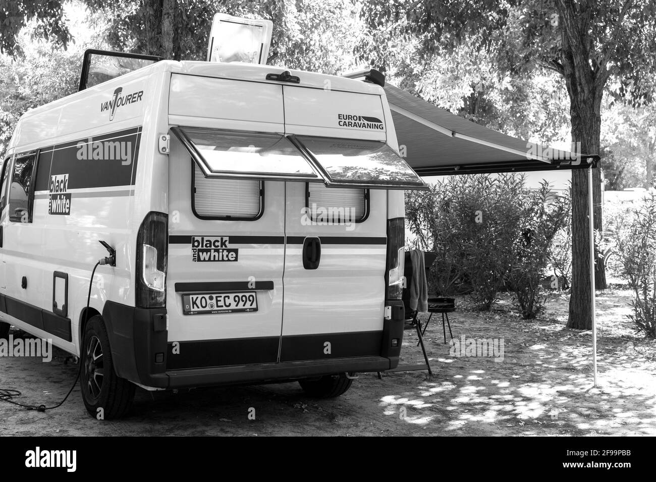 Wohnmobil / Van „Vantourer Black and White“ vor Spektakuläre Umgebung der Natur Stockfoto