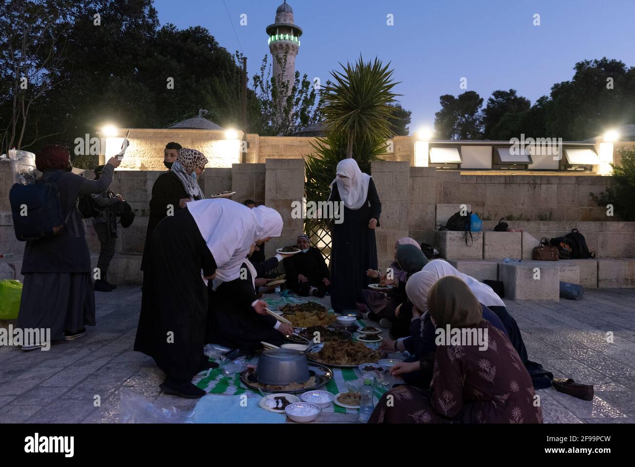 Palästinensische Frauen essen ein Iftar-Mahl, um ihr Fasten zu brechen Während des Ramadan-Festes in der Altstadt von Jerusalem Israel Stockfoto