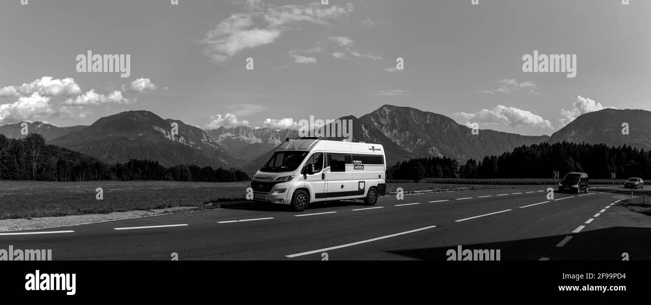 Wohnmobil / Van „Vantourer Black and White“ vor Spektakuläre Umgebung irgendwo in Österreich Stockfoto