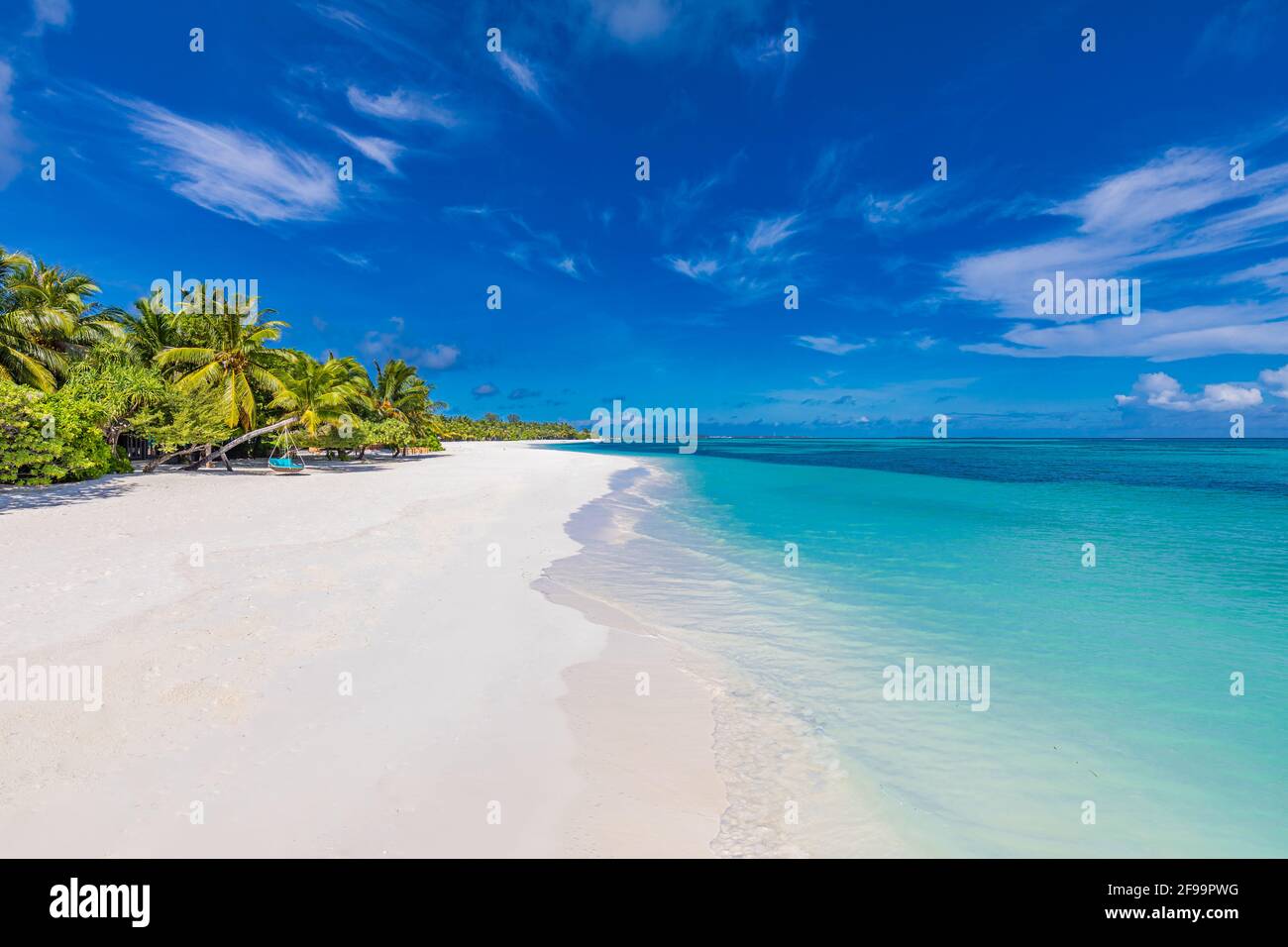 Tropische Karibik-Strandlandschaft, Dominikanische Republik oder Tahiti-Strandszene. Küste der Malediven, Küstenlandschaft, Palmen, weißer Sand, Meerblick Stockfoto